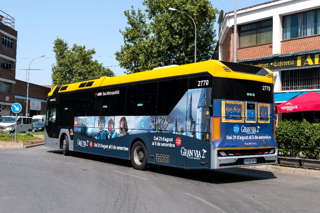 Publicitat de Gran Via 2 en autobús articulat AMB 2770 a Badalona