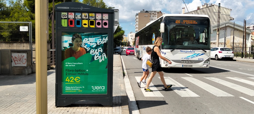Mupi publicitari a peu de carrer en zona urbana
