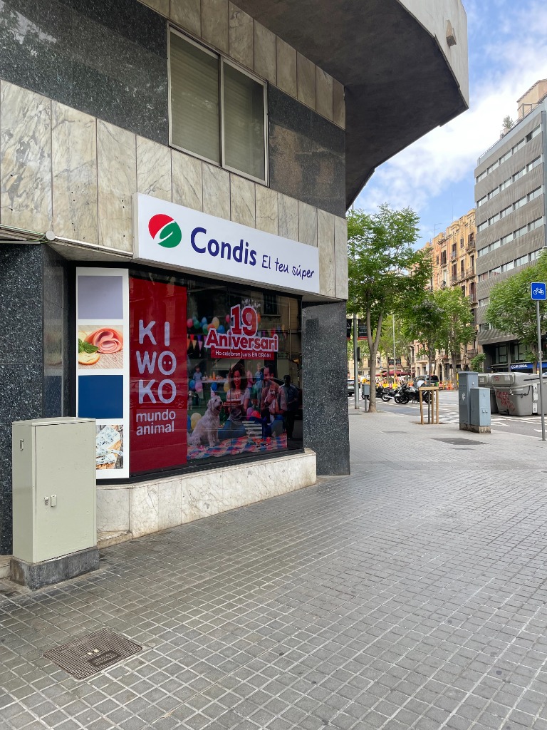 Pantalla digital instal·lada a l'aparador del supermercat Condis a Barcelona