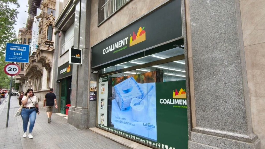 Fotografia real de pantalla digital a l'aparador del supermercat - 4