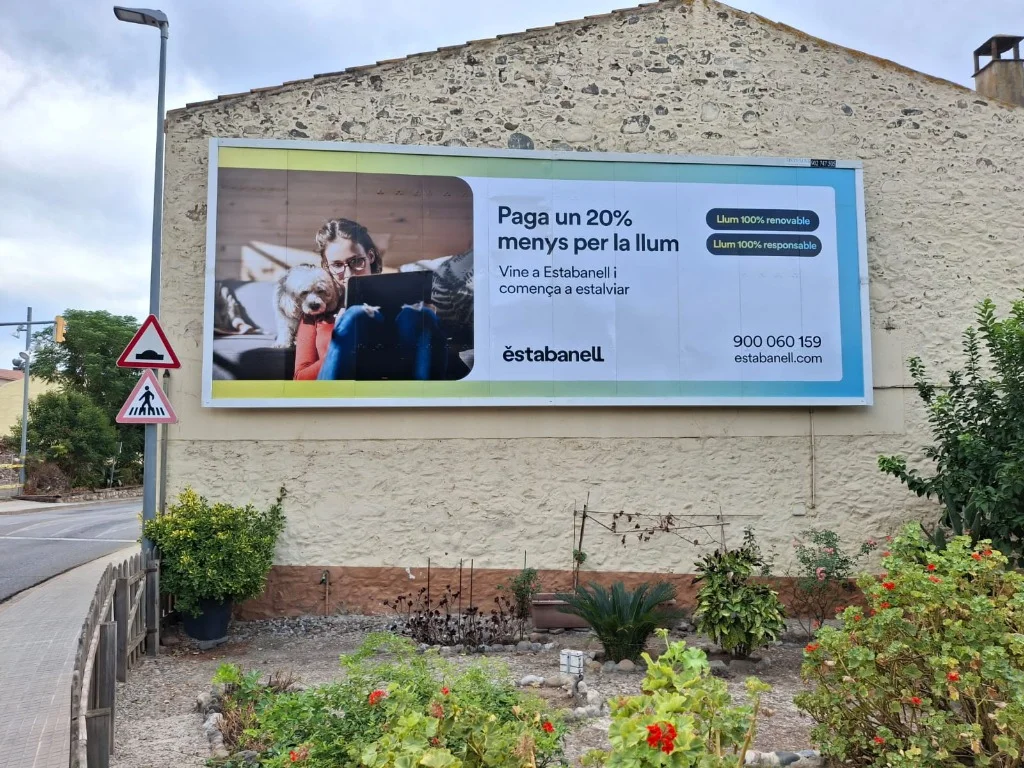 Tanca publicitària d'Estabanell a La Garriga