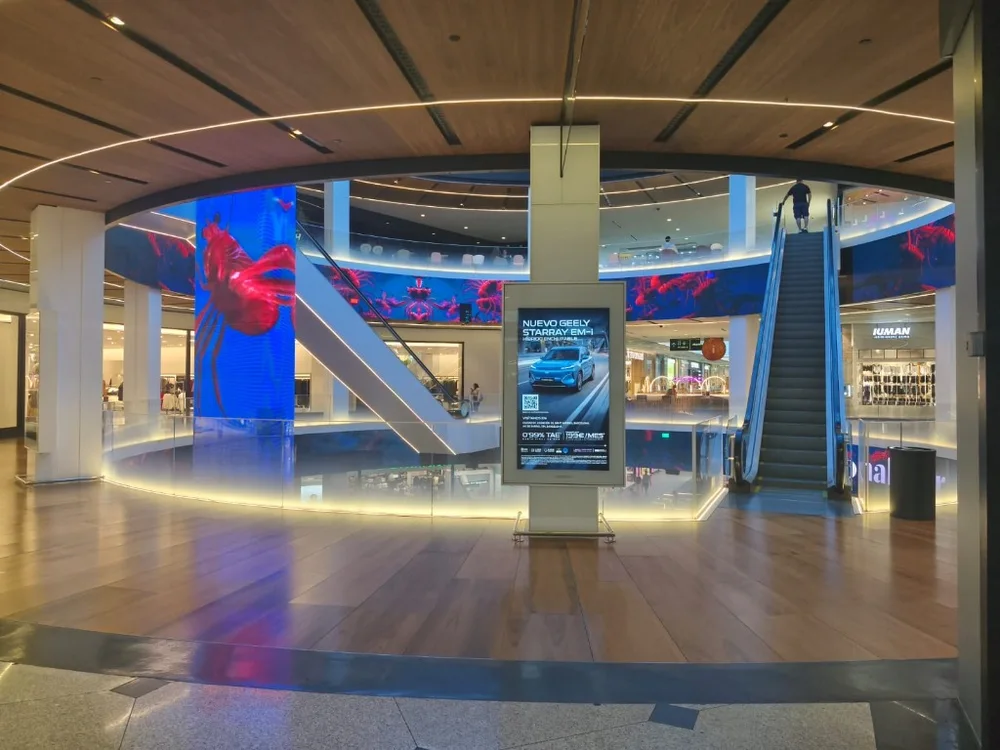 Publicitat en pantalles digitals en centre comercial de Barcelona