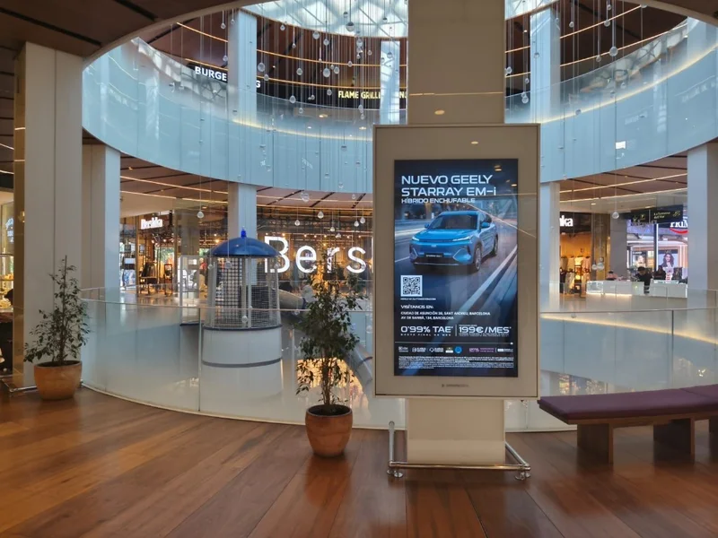Pantalla digital de publicitat ubicada davant de grans botigues comercials