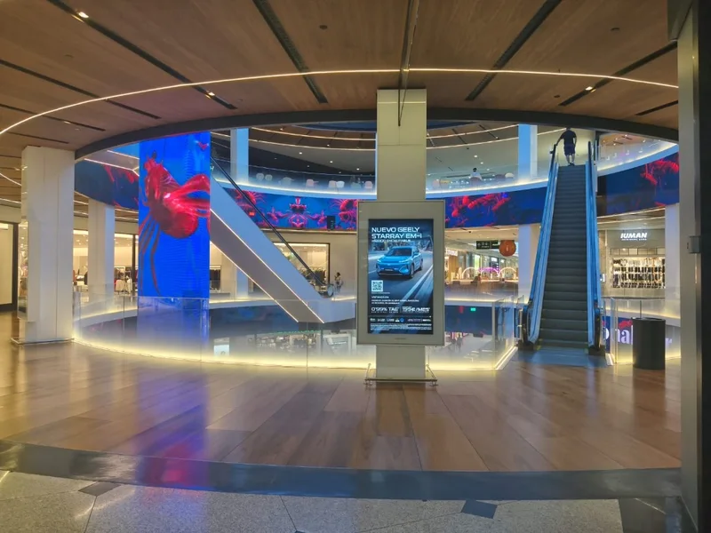 Suport digital publicitari a la planta comercial del centre comercial Diagonal Mar