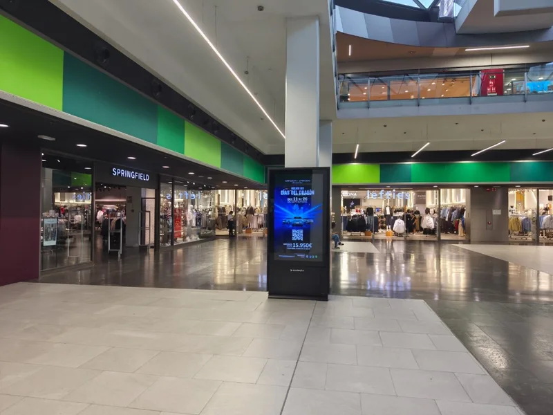 Tòtem digital de publicitat en el passadís comercial principal a Màgic Badalona