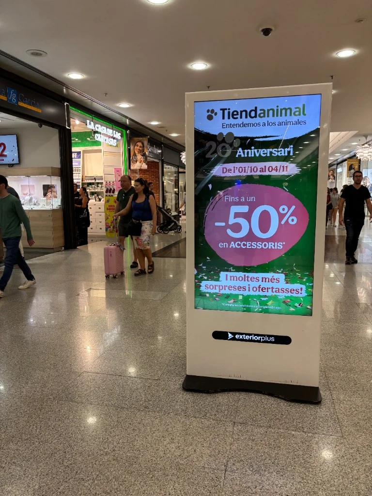 Pantalla digital de publicitat de Tiendanimal a la zona comercial de Mataró Parc