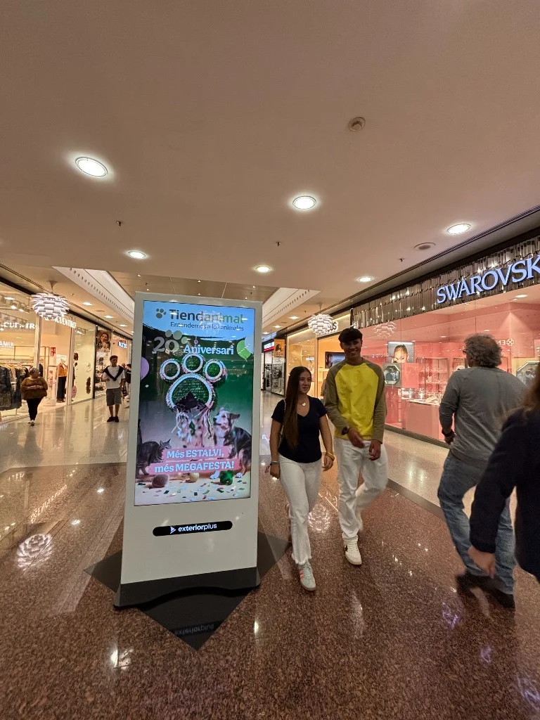 Pantalla digital de publicitat de Tiendanimal davant de Swarovski a Mataró Parc